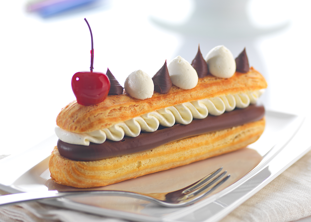 Eclair creme laitiere mousse vanille cerise chocolat.