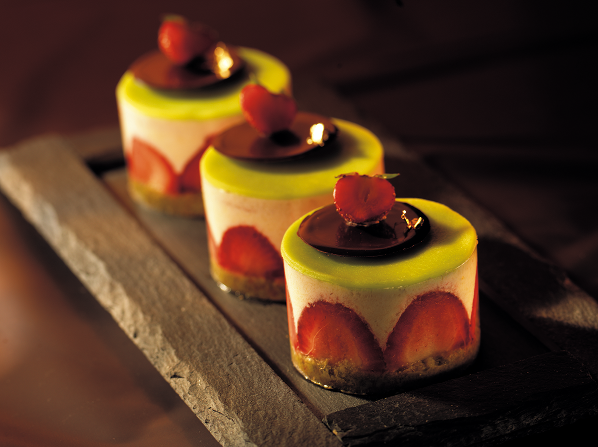 entremets fraise pate amande verte.
