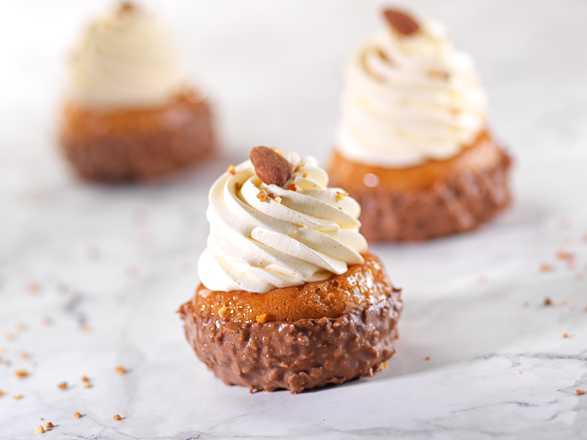Dessert revisitée d’un baba au rhum avec un glaçage gourmand croustillant au praliné surmonté d’une ganache montée aux amandes 