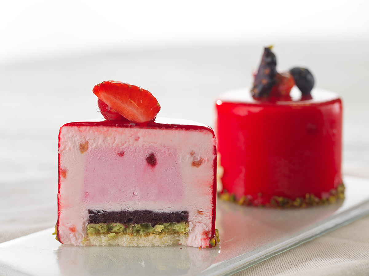 fraises morceaux mousse main.