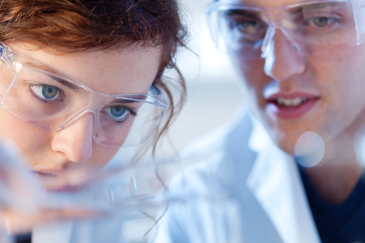 Foto van twee ingenieurs die werken aan de ontwikkeling van functionele ingrediënten van plantaardige oorsprong met hoge toegevoegde waarde.