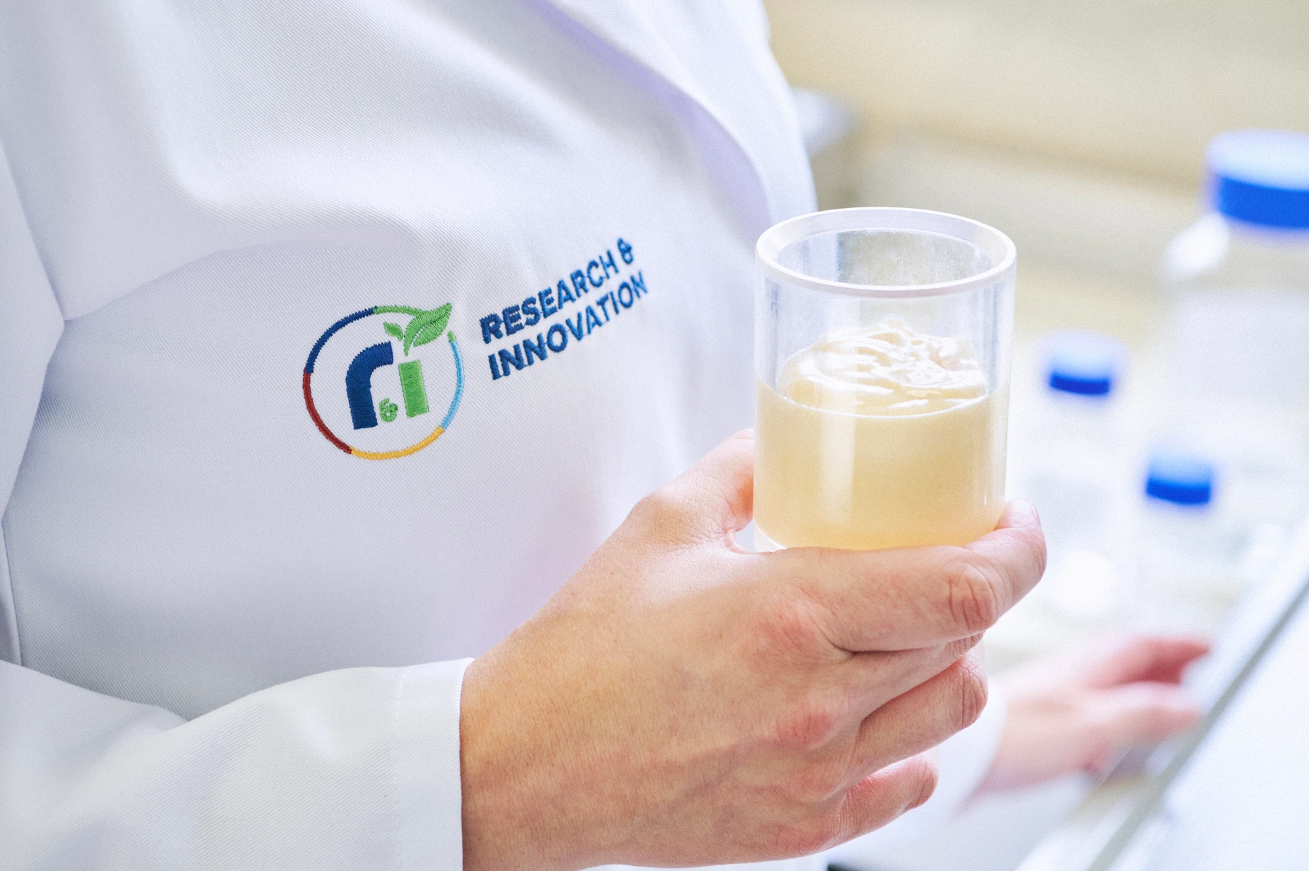 Photo d’une cadre ingénieure agro mettant en avant notre engagement à façonner l’alimentation de demain, en s’appuyant sur une approche différentiante et inédite de l’innovation, grâce à l’apport des équipes de nos centres d’innovation et la technologie la plus pointue .