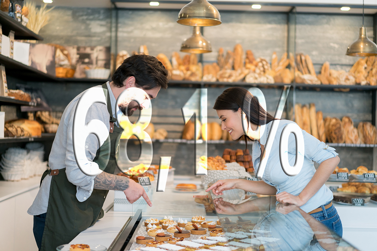 Photo d’une consommatrice choisissant avec le plus grand soin ses pâtisseries et produits de boulangerie en prenant en compte la liste d’ingrédients, la composition, les valeurs nutritionnelles et les allergènes. 