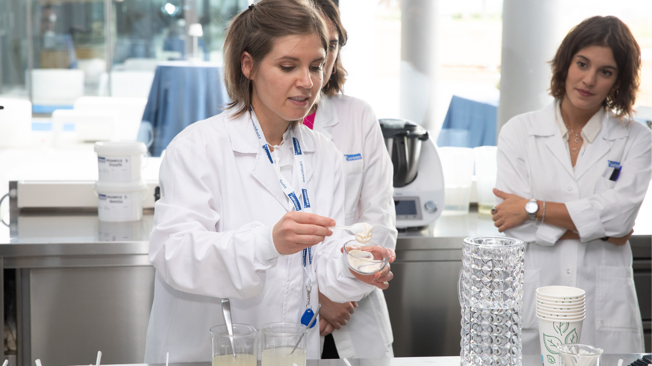 Zdjęcie kierownika laboratorium pracującego nad uproszczeniem receptury produktu piekarniczego i cukierniczego, takiego jak mieszanki biszkoptowe, kremy, polewy, glazury lub nadzienia owocowe, w celu usunięcia lub ograniczenia dodatków poprzez zastąpienie ich roztworami składników roślinnych.